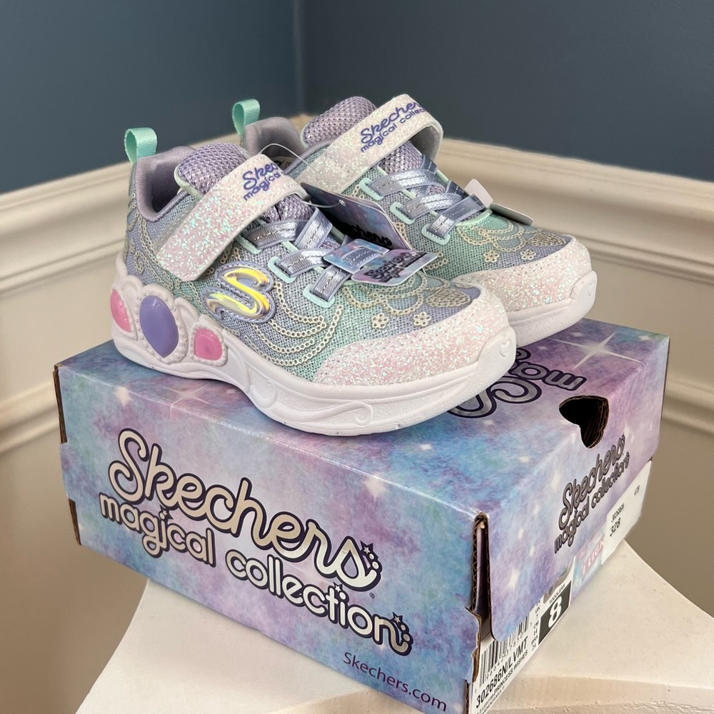 NWT ✨Light up✨ Skechers size 8